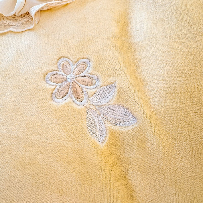 91家纺网 家纺一手货源 找家纺 漫布云2025秋冬新款230g全消光牛奶绒夹棉单床盖纯色蕾丝花边刺绣床裙款床盖法莱绒婴儿绒金貂绒床盖  甜蜜可可—嫩黄 