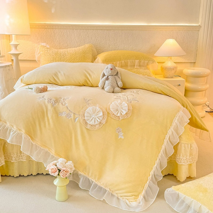 91家纺网 家纺一手货源 找家纺 漫布云2025秋冬新款230g全消光牛奶绒夹棉单床盖纯色蕾丝花边刺绣床裙款床盖法莱绒婴儿绒金貂绒床盖  甜蜜可可—嫩黄 