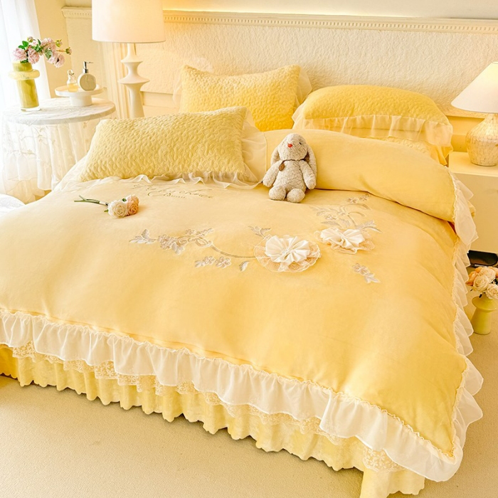 91家纺网 家纺一手货源 找家纺 漫布云2025秋冬新款230g全消光牛奶绒夹棉单床盖纯色蕾丝花边刺绣床裙款床盖法莱绒婴儿绒金貂绒床盖  甜蜜可可—嫩黄 