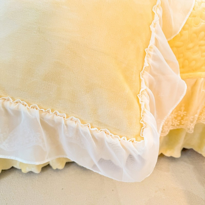 91家纺网 家纺一手货源 找家纺 漫布云2025秋冬新款230g全消光牛奶绒夹棉单床盖纯色蕾丝花边刺绣床裙款床盖法莱绒婴儿绒金貂绒床盖  甜蜜可可—嫩黄 