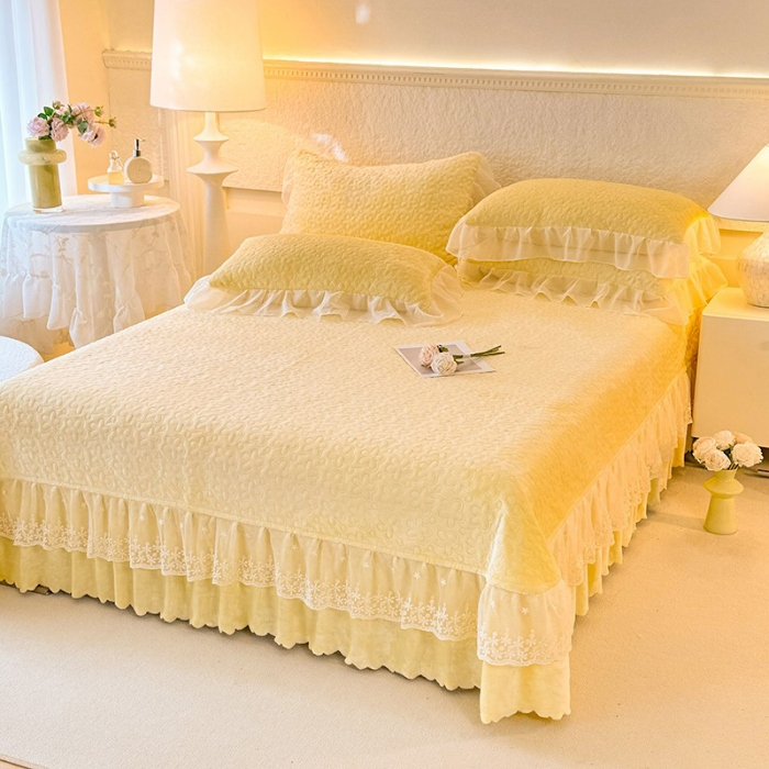 91家纺网 家纺一手货源 找家纺 漫布云2025秋冬新款230g全消光牛奶绒夹棉单床盖纯色蕾丝花边刺绣床裙款床盖法莱绒婴儿绒金貂绒床盖  甜蜜可可—嫩黄 