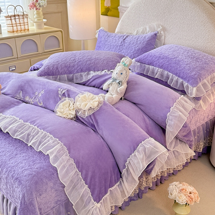 91家纺网 家纺一手货源 找家纺 漫布云2025秋冬新款230g全消光牛奶绒夹棉单床盖纯色蕾丝花边刺绣床裙款床盖法莱绒婴儿绒金貂绒床盖 甜蜜可可— 梦幻紫