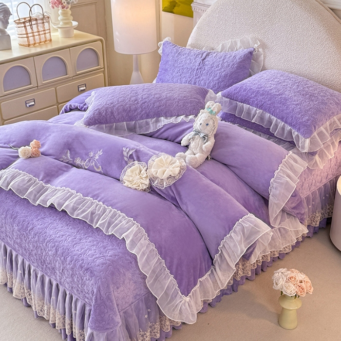 91家纺网 家纺一手货源 找家纺 漫布云2025秋冬新款230g全消光牛奶绒夹棉单床盖纯色蕾丝花边刺绣床裙款床盖法莱绒婴儿绒金貂绒床盖 甜蜜可可— 梦幻紫