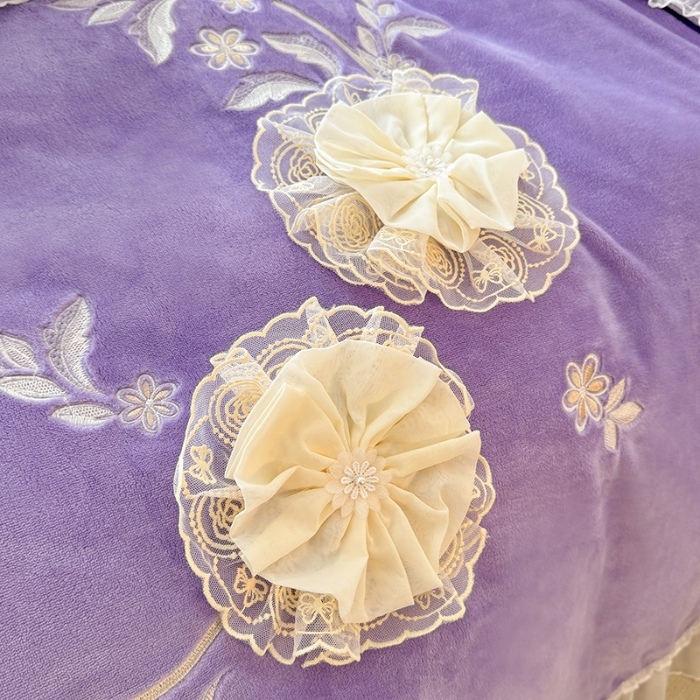 91家纺网 家纺一手货源 找家纺 漫布云2025秋冬新款230g全消光牛奶绒夹棉单床盖纯色蕾丝花边刺绣床裙款床盖法莱绒婴儿绒金貂绒床盖 甜蜜可可— 梦幻紫