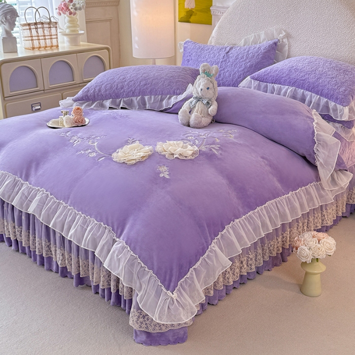 91家纺网 家纺一手货源 找家纺 漫布云2025秋冬新款230g全消光牛奶绒夹棉单床盖纯色蕾丝花边刺绣床裙款床盖法莱绒婴儿绒金貂绒床盖 甜蜜可可— 梦幻紫