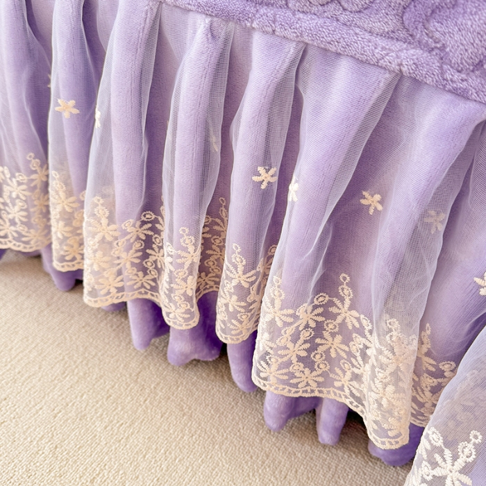 91家纺网 家纺一手货源 找家纺 漫布云2025秋冬新款230g全消光牛奶绒夹棉单床盖纯色蕾丝花边刺绣床裙款床盖法莱绒婴儿绒金貂绒床盖 甜蜜可可— 梦幻紫