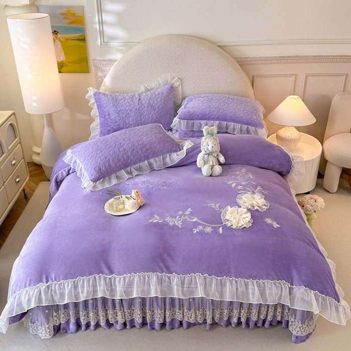 91家纺网 家纺一手货源 找家纺 漫布云2025秋冬新款230g全消光牛奶绒夹棉单床盖纯色蕾丝花边刺绣床裙款床盖法莱绒婴儿绒金貂绒床盖 甜蜜可可— 梦幻紫
