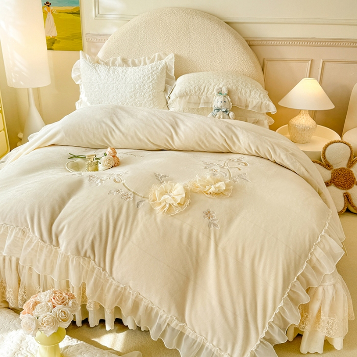 91家纺网 家纺一手货源 找家纺 漫布云2025秋冬新款230g全消光牛奶绒夹棉单床盖纯色蕾丝花边刺绣床裙款床盖法莱绒婴儿绒金貂绒床盖  甜蜜可可—奶昔白 