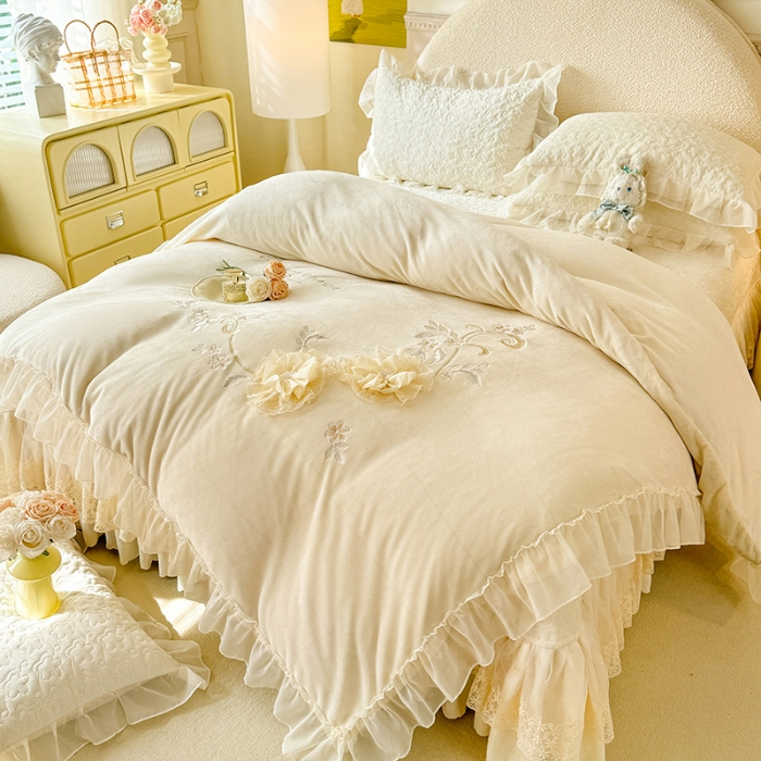 91家纺网 家纺一手货源 找家纺 漫布云2025秋冬新款230g全消光牛奶绒夹棉单床盖纯色蕾丝花边刺绣床裙款床盖法莱绒婴儿绒金貂绒床盖  甜蜜可可—奶昔白 