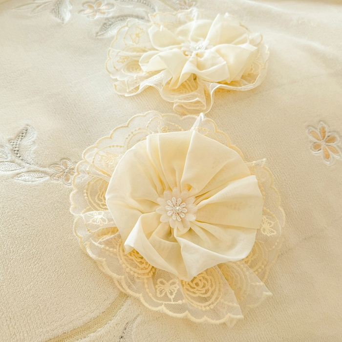 91家纺网 家纺一手货源 找家纺 漫布云2025秋冬新款230g全消光牛奶绒夹棉单床盖纯色蕾丝花边刺绣床裙款床盖法莱绒婴儿绒金貂绒床盖  甜蜜可可—奶昔白 