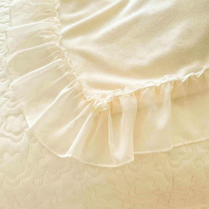 91家纺网 家纺一手货源 找家纺 漫布云2025秋冬新款230g全消光牛奶绒夹棉单床盖纯色蕾丝花边刺绣床裙款床盖法莱绒婴儿绒金貂绒床盖  甜蜜可可—奶昔白 