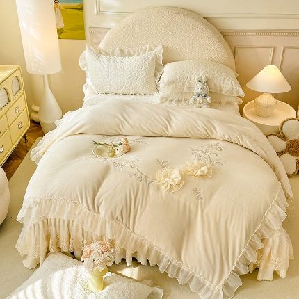 漫布云2025秋冬新款230g全消光牛奶绒夹棉单床盖纯色蕾丝花边刺绣床裙款床盖法莱绒婴儿绒金貂绒床盖  甜蜜可可—奶昔白 