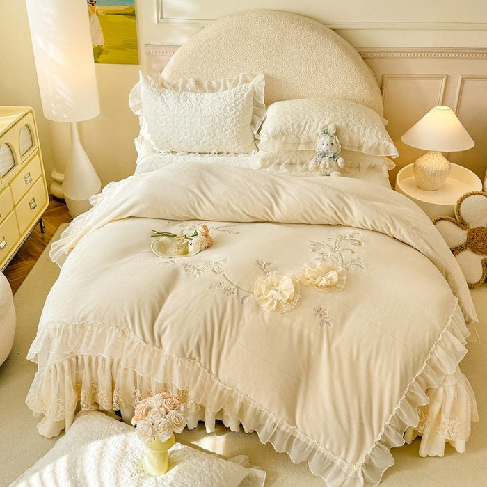 91家纺网 家纺一手货源 找家纺 漫布云2025秋冬新款230g全消光牛奶绒夹棉单床盖纯色蕾丝花边刺绣床裙款床盖法莱绒婴儿绒金貂绒床盖  甜蜜可可—奶昔白 