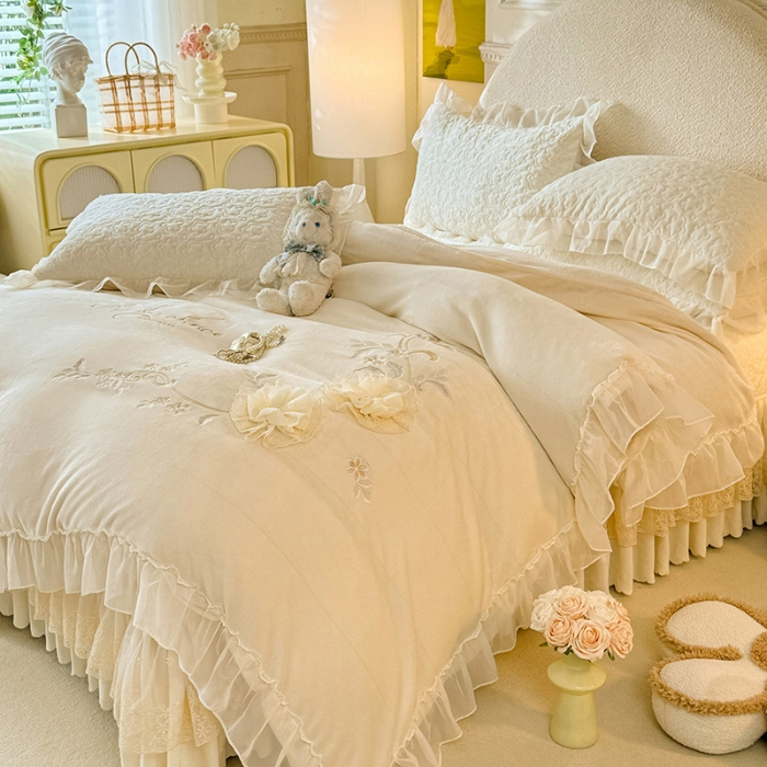 91家纺网 家纺一手货源 找家纺 漫布云2025秋冬新款230g全消光牛奶绒夹棉单床盖纯色蕾丝花边刺绣床裙款床盖法莱绒婴儿绒金貂绒床盖  甜蜜可可—奶昔白 