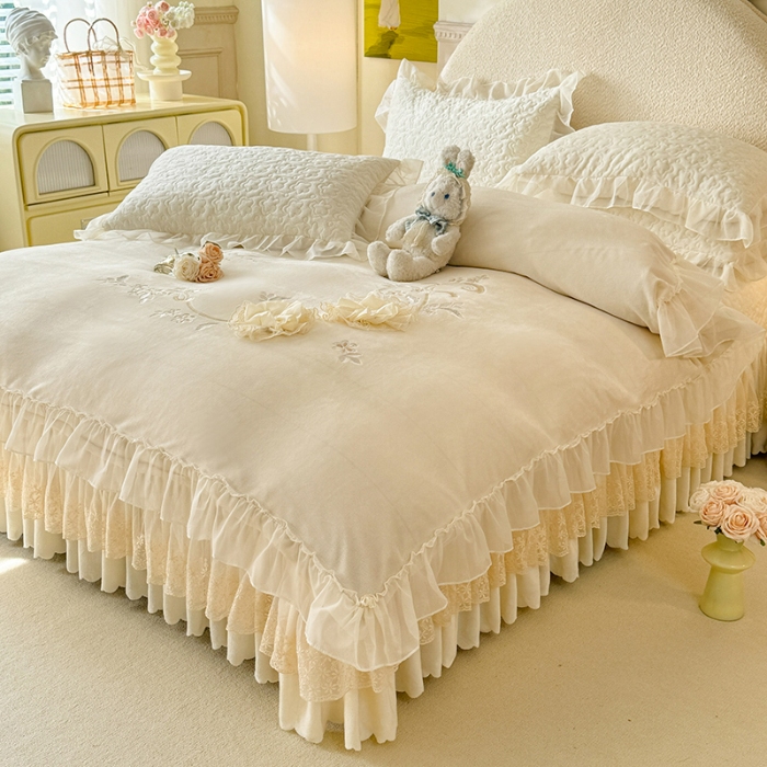 91家纺网 家纺一手货源 找家纺 漫布云2025秋冬新款230g全消光牛奶绒夹棉单床盖纯色蕾丝花边刺绣床裙款床盖法莱绒婴儿绒金貂绒床盖  甜蜜可可—奶昔白 