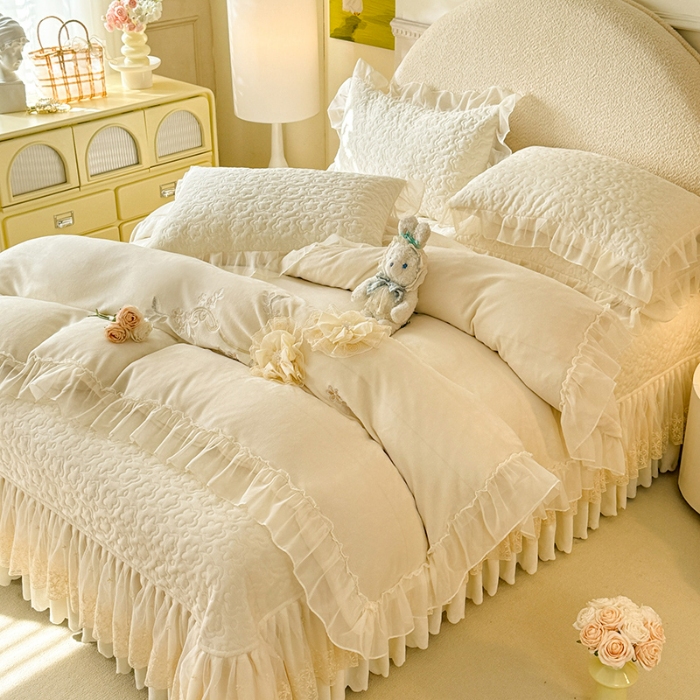 91家纺网 家纺一手货源 找家纺 漫布云2025秋冬新款230g全消光牛奶绒夹棉单床盖纯色蕾丝花边刺绣床裙款床盖法莱绒婴儿绒金貂绒床盖  甜蜜可可—奶昔白 