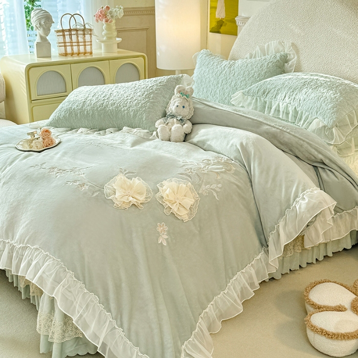 91家纺网 家纺一手货源 找家纺 漫布云2025秋冬新款230g全消光牛奶绒夹棉单床盖纯色蕾丝花边刺绣床裙款床盖法莱绒婴儿绒金貂绒床盖 甜蜜可可—新芽绿