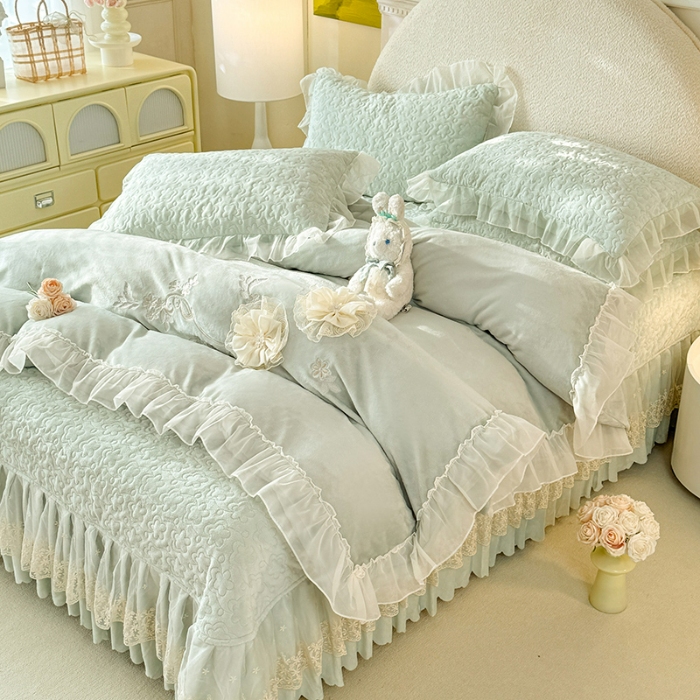 91家纺网 家纺一手货源 找家纺 漫布云2025秋冬新款230g全消光牛奶绒夹棉单床盖纯色蕾丝花边刺绣床裙款床盖法莱绒婴儿绒金貂绒床盖 甜蜜可可—新芽绿