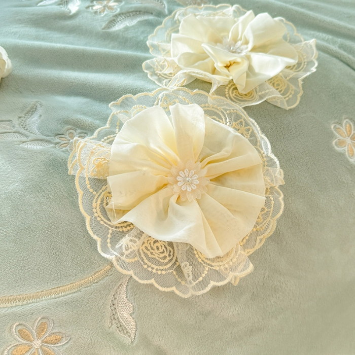 91家纺网 家纺一手货源 找家纺 漫布云2025秋冬新款230g全消光牛奶绒夹棉单床盖纯色蕾丝花边刺绣床裙款床盖法莱绒婴儿绒金貂绒床盖 甜蜜可可—新芽绿