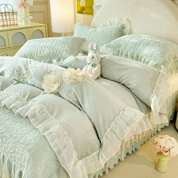 91家纺网 家纺一手货源 找家纺 漫布云2025秋冬新款230g全消光牛奶绒夹棉单床盖纯色蕾丝花边刺绣床裙款床盖法莱绒婴儿绒金貂绒床盖 甜蜜可可—新芽绿