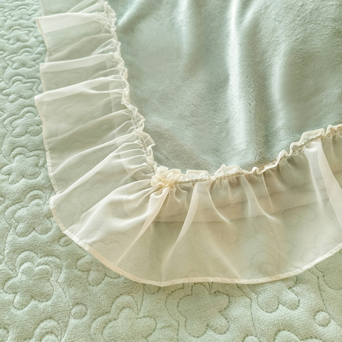 91家纺网 家纺一手货源 找家纺 漫布云2025秋冬新款230g全消光牛奶绒夹棉单床盖纯色蕾丝花边刺绣床裙款床盖法莱绒婴儿绒金貂绒床盖 甜蜜可可—新芽绿