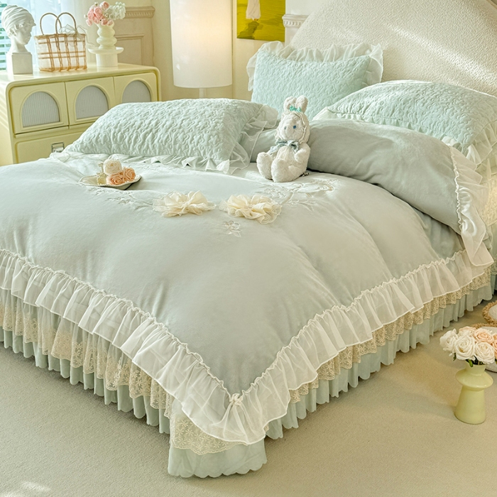 91家纺网 家纺一手货源 找家纺 漫布云2025秋冬新款230g全消光牛奶绒夹棉单床盖纯色蕾丝花边刺绣床裙款床盖法莱绒婴儿绒金貂绒床盖 甜蜜可可—新芽绿