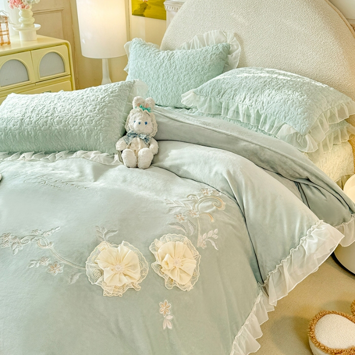 91家纺网 家纺一手货源 找家纺 漫布云2025秋冬新款230g全消光牛奶绒夹棉单床盖纯色蕾丝花边刺绣床裙款床盖法莱绒婴儿绒金貂绒床盖 甜蜜可可—新芽绿