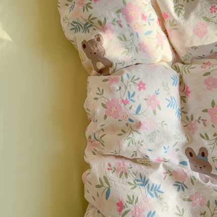 91家纺网 家纺一手货源 找家纺 温眠 2025新款亲肤柔软卡通印花水洗棉四件套 蜜罐小熊