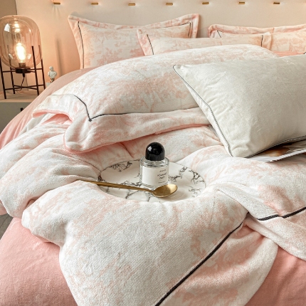 91家纺网 家纺一手货源 找家纺 （总）2025年新款 230克宝宝婴儿牛奶绒水墨画工艺款床裙款四件套