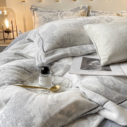 91家纺网 家纺一手货源 找家纺 （总）2025年新款 230克宝宝婴儿牛奶绒水墨画工艺款床裙款四件套