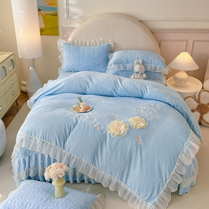 91家纺网 家纺一手货源 找家纺 漫布云2025秋冬新款230g全消光牛奶绒夹棉单床盖纯色蕾丝花边刺绣床裙款床盖法莱绒婴儿绒金貂绒床盖  甜蜜可可—樱花粉 