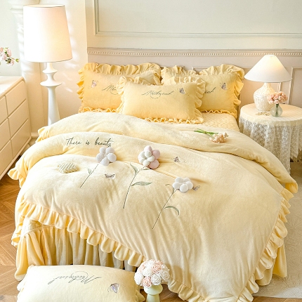 91家纺网 家纺一手货源 找家纺 漫布云2025秋冬新款230g全消光牛奶绒夹棉单床盖纯色蕾丝花边刺绣床裙款床盖法莱绒婴儿绒金貂绒床盖  甜蜜可可—樱花粉 