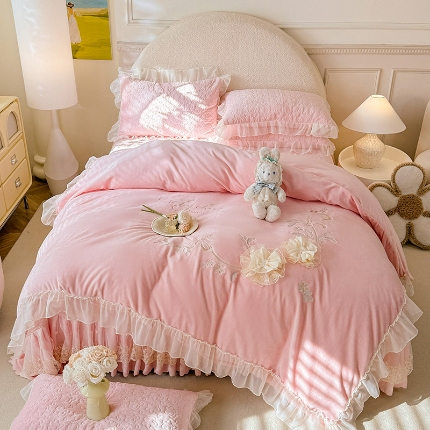 漫布云2025秋冬新款230g全消光牛奶绒夹棉单床盖纯色蕾丝花边刺绣床裙款床盖法莱绒婴儿绒金貂绒床盖  甜蜜可可—樱花粉 
