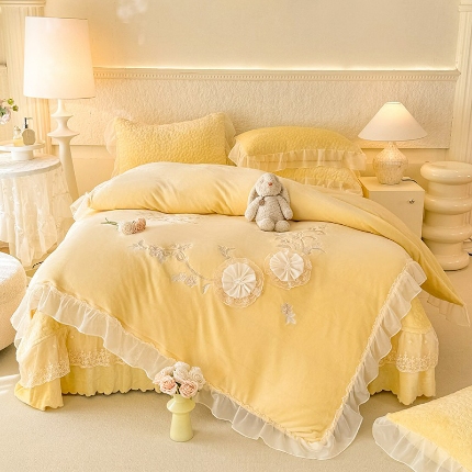 漫布云2025秋冬新款230g全消光牛奶绒夹棉单床盖纯色蕾丝花边刺绣床裙款床盖法莱绒婴儿绒金貂绒床盖  甜蜜可可—嫩黄 