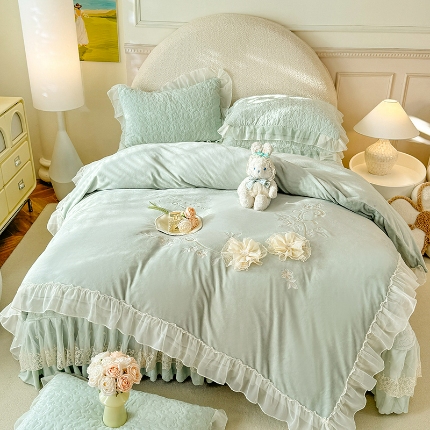 91家纺网 家纺一手货源 找家纺 （总）漫布云2025秋冬新款230g全消光牛奶绒夹棉单床盖纯色蕾丝花边刺绣床裙款床盖法莱绒婴儿绒金貂绒床盖