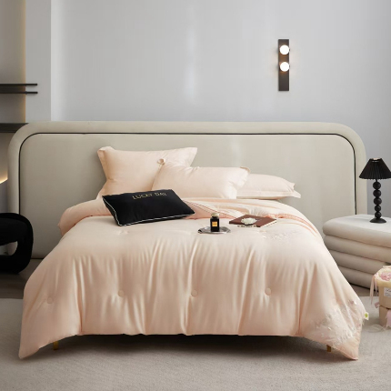 91家纺网 家纺一手货源 找家纺 2025新款蒂芙尼蚕蛹蛋白暖绒被 玉色