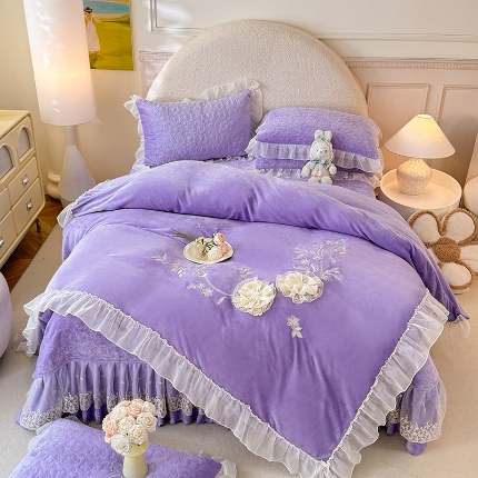 91家纺网 家纺一手货源 找家纺 （总）漫布云2025秋冬新款230g全消光牛奶绒夹棉单床盖纯色蕾丝花边刺绣床裙款床盖法莱绒婴儿绒金貂绒床盖