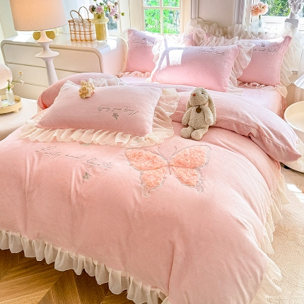 91家纺网 家纺一手货源 找家纺 （总）苏米娜2024秋冬新款法式公主风少女心牛奶绒四件套立体贴布绣花绒蝴蝶刺绣床裙款四件套