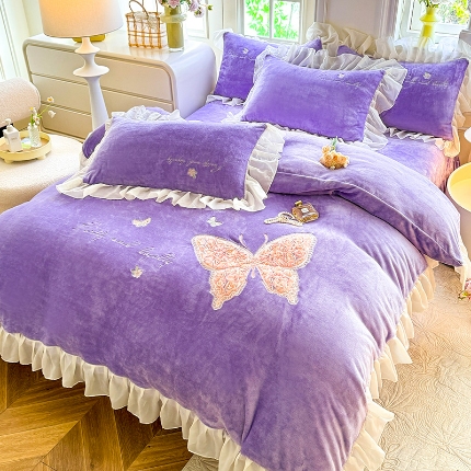 91家纺网 家纺一手货源 找家纺 （总）苏米娜2024秋冬新款法式公主风少女心牛奶绒四件套立体贴布绣花绒蝴蝶刺绣床裙款四件套