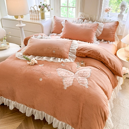 91家纺网 家纺一手货源 找家纺 （总）苏米娜2024秋冬新款法式公主风少女心牛奶绒四件套立体贴布绣花绒蝴蝶刺绣床裙款四件套