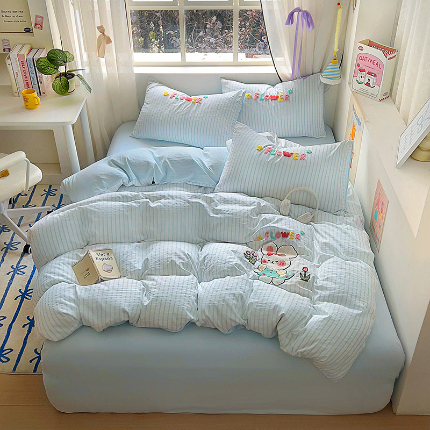 91家纺网 家纺一手货源 找家纺 （总）韩秀家纺 2025【提供买家秀】加厚120g超柔纯色印花云朵棉毛巾绣水洗棉四件套-萌趣猫咪云朵棉条纹床笠刺绣花