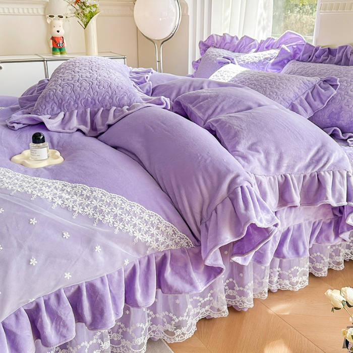 91家纺网 家纺一手货源 找家纺 2025秋冬新款220g全消光牛奶绒床盖四件套12斤重加厚婴儿绒法莱绒床裙款床盖款四件套 浪漫花语—梦幻紫