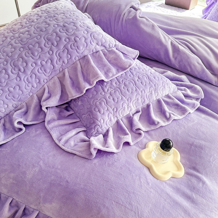 91家纺网 家纺一手货源 找家纺 2025秋冬新款220g全消光牛奶绒床盖四件套12斤重加厚婴儿绒法莱绒床裙款床盖款四件套 浪漫花语—梦幻紫