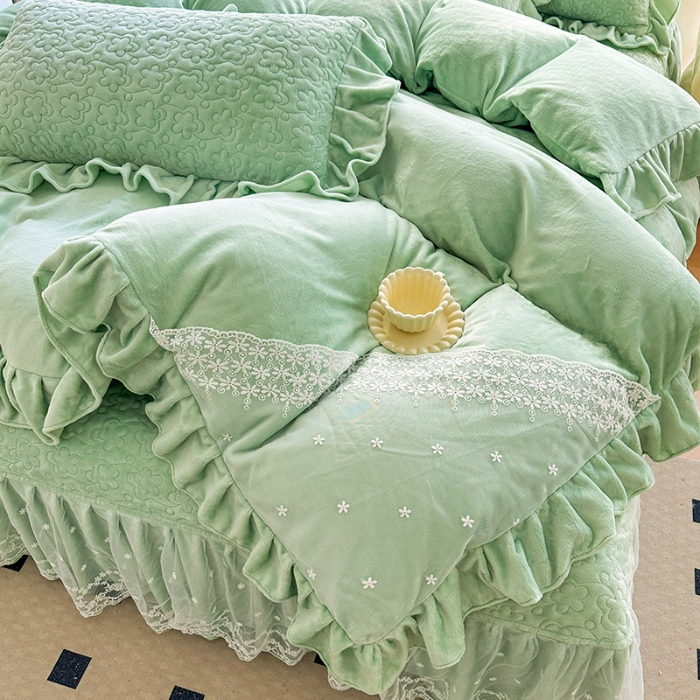 91家纺网 家纺一手货源 找家纺 2025秋冬新款220g全消光牛奶绒床盖四件套12斤重加厚婴儿绒法莱绒床裙款床盖款四件套   浪漫花语—新芽绿