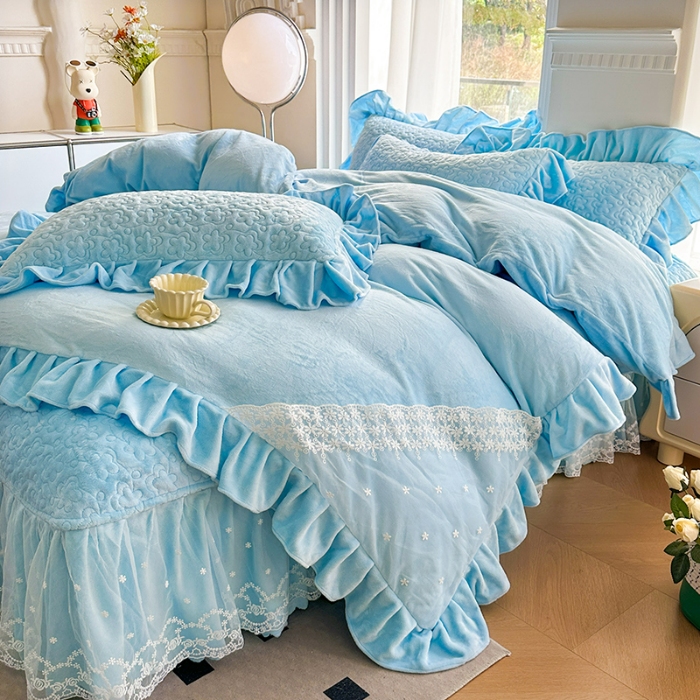 91家纺网 家纺一手货源 找家纺 2025秋冬新款220g全消光牛奶绒床盖四件套12斤重加厚婴儿绒法莱绒床裙款床盖款四件套  浪漫花语—婴儿蓝 