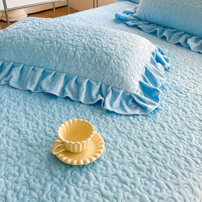 91家纺网 家纺一手货源 找家纺 2025秋冬新款220g全消光牛奶绒床盖四件套12斤重加厚婴儿绒法莱绒床裙款床盖款四件套  浪漫花语—婴儿蓝 