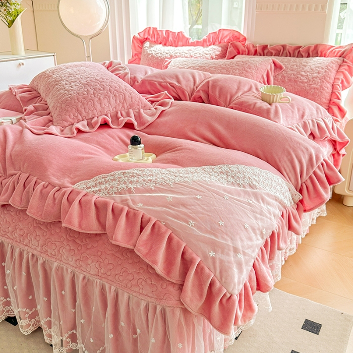 91家纺网 家纺一手货源 找家纺 2025秋冬新款220g全消光牛奶绒床盖四件套12斤重加厚婴儿绒法莱绒床裙款床盖款四件套  浪漫花语—樱花粉