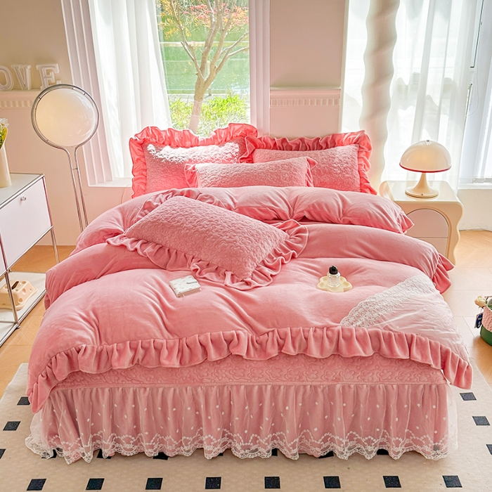 91家纺网 家纺一手货源 找家纺 2025秋冬新款220g全消光牛奶绒床盖四件套12斤重加厚婴儿绒法莱绒床裙款床盖款四件套  浪漫花语—樱花粉