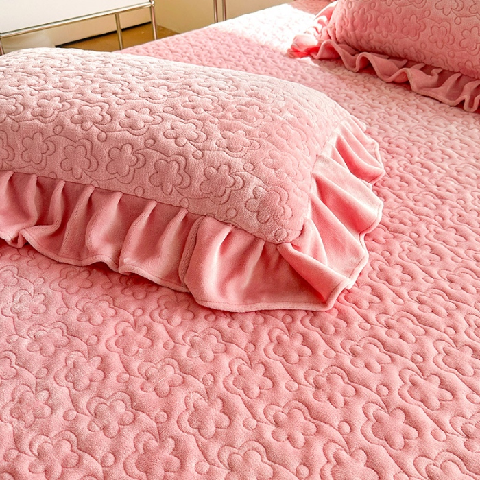 91家纺网 家纺一手货源 找家纺 2025秋冬新款220g全消光牛奶绒床盖四件套12斤重加厚婴儿绒法莱绒床裙款床盖款四件套  浪漫花语—樱花粉