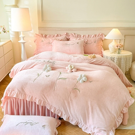 91家纺网 家纺一手货源 找家纺 （总）漫布云2025秋冬新款230g全消光牛奶绒夹棉单床盖纯色蕾丝花边刺绣床裙款床盖法莱绒婴儿绒金貂绒床盖